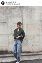 加藤あい、膝上ミニスカ＆メンズカーディガンのおしゃれコーデ　「スタイルが良すぎ」「可愛さ爆発してる」