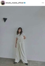 前田敦子、肩出しグレーのノースリで...腕くみポージングにドキっ　「可愛いすぎて声出た」「本当に美しい」