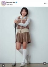 女子ゴルフのイ・ボミ、膝上ミニスカ×もこもこレッグウォーマーで冬のコンペ　「いつも、かわいい～」
