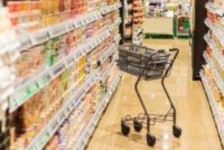 名物「アキダイ」秋葉社長もモノクロに？　ナフサ危機で野菜パック袋のカラー印刷を節約