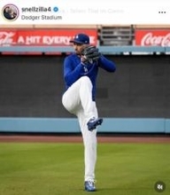 ドジャース・スネルの美人妻、シャネルのホットパンツコーデで美貌ダダ漏れ　エルメスのバッグを手に