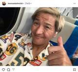 「スリムクラブ真栄田「総裁」の椅子に座る　写真は「トランプ氏に強気で電話するイメージで」」の画像1