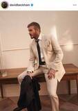 「デビッド・ベッカム夫妻、美男美女夫婦ラブラブ2ショット　妻ヴィクトリア、色気ダダ漏れワンピ姿で...キス顔」の画像1