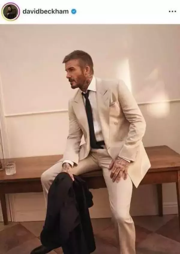 デビッド・ベッカム夫妻、美男美女夫婦ラブラブ2ショット　妻ヴィクトリア、色気ダダ漏れワンピ姿で...キス顔