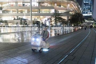 高輪ゲートウェイに「夜のサファリ」出現　キリンのお腹くぐり、目の前にはライオン