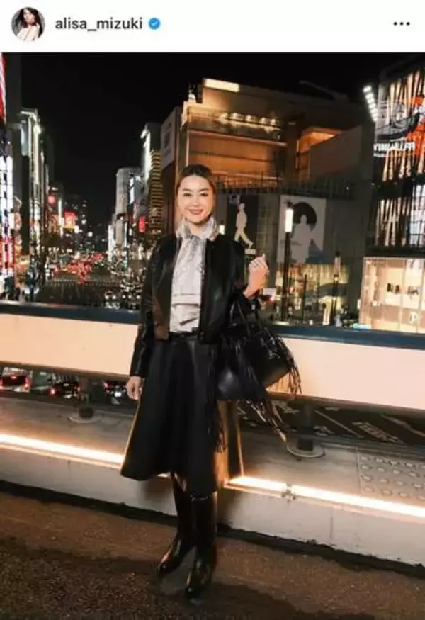 観月ありさ、ストライプ柄膝上ワンピ×透け感タイツで衝撃の神スタイル　「変わらず可愛い」「スタイル良すぎ」