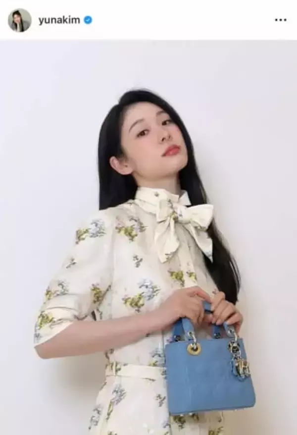 キム・ヨナ、シックな黒ジャケットあわせ...変わらぬ美貌ショット　フレグランスを手に優雅な雰囲気で