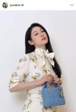 キム・ヨナ、シックな黒ジャケットあわせ...変わらぬ美貌ショット　フレグランスを手に優雅な雰囲気で