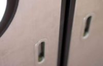 「頭が真っ白に...」電車内でベビーカーの子どもの手がドアに引き込まれた　パニックに...その時、周囲がすぐ