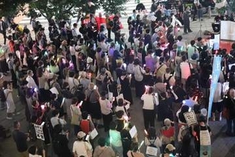「高市総理は国会に出ろ」「暮らしをよくする法案を」国会前デモ...新宿駅前でも呼応、抗議の声
