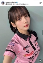 「役満ボディー」岡田紗佳、タイトな白ロングスカート姿も「激カワ」ドキっ　「安定の可愛さ」で神スタイル炸裂
