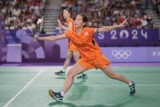 膝大ケガで手術の五輪メダリスト、松葉杖で「絶望」姿　家族がオフショ投稿「キツすぎて」「エレベーターで休憩中」