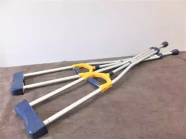 年始からインフルエンザ、筋肉断裂　人気YouTuber、松葉づえ姿で災難続きを語る