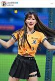 「台湾の美女チア・アン、白ミニスカゴルフウェアで「激カワ」ハートポーズ　チア姿と雰囲気変わってドキっ」の画像1