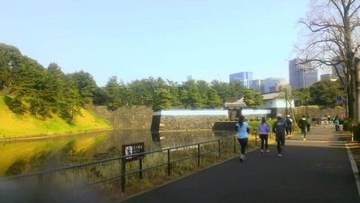 人気の「皇居ラン」、SNSに「そろそろ禁止にしたら」　地元千代田区も「一部ランナーの危険な走行」に困惑