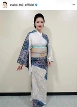 藤あや子、ベージュのドレスで色気ダダ漏れ　変わらぬ美しさにため息...「綺麗過ぎ」「お若い、そして美しい」