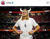 「サッカー・ハーランドの美女モデル恋人、超ミニ丈ワンピで色気ダダ漏れ　すらり神スタイルの美貌」の画像1