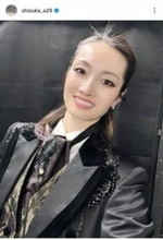 トリノ五輪・金メダルから20年...荒川静香、五輪会場で同じポーズ　「今の方がお美しい」「20年後もいい表情」