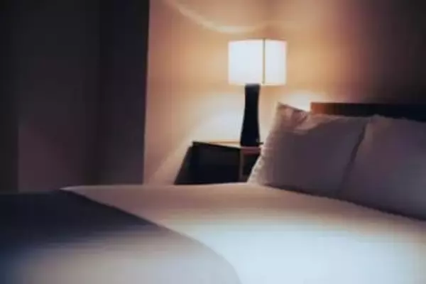 睡眠の悩みが「なんとなく不調」につながる？　症状トップ3は「疲れ・だるさ」「頭痛」「目の疲れ」　ツムラ調査