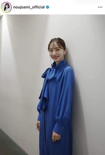 中村橋之助と結婚の能條愛未、肩出し真っ赤なワンピ姿でかわいさ限界突破　美しいモルディブの海をバックに