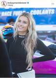 「美女レーサーのリンジー・ブルワー、シアーな黒ドレスで神々しい美しさ　レーシングスーツ姿と雰囲気変わって」の画像1