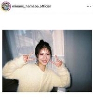 浜辺美波、白ワンピ姿でわんこをぎゅっ...上目遣いショットに大反響　「圧倒的な美貌」「最高にかわいい」