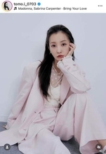 板野友美、色気ダダ漏れ...赤キャミ姿で背中見せバックショット　「めっちゃ可愛い」「天使ですね」「カワイイ」