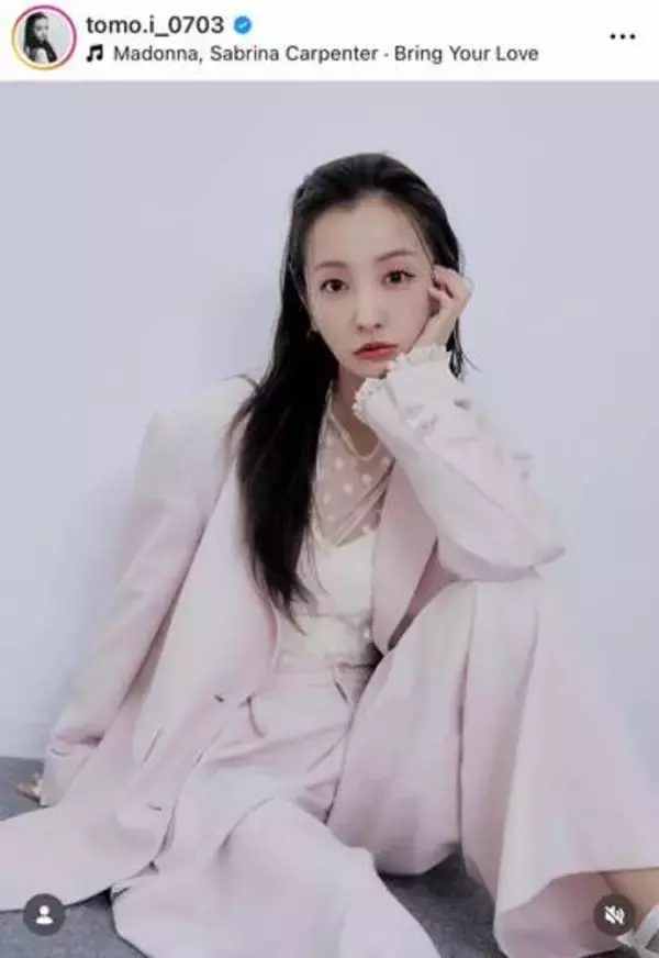 板野友美、色気ダダ漏れ...赤キャミ姿で背中見せバックショット　「めっちゃ可愛い」「天使ですね」「カワイイ」