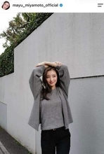 宮本茉由、色気ダダ漏れ白ノースリワンピ姿の美貌に衝撃...「綺麗すぎる」「超絶美しい」　テレ東ドラマ主演で注目