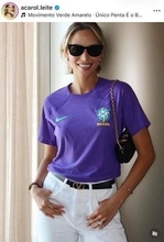 元サッカーブラジル代表・カカ＆13歳下美人妻、ラブラブ夫婦2ショット　Tシャツ＆白パンツのコーデで神スタイル