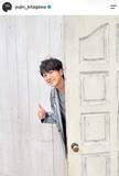 「羽生結弦、美しいブルー基調の衣装で...「ゆず」北川悠仁・岩沢厚治と3ショット　ゆず×ゆづコラボにファン歓喜」の画像1