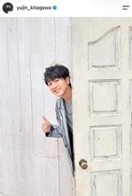 羽生結弦、美しいブルー基調の衣装で...「ゆず」北川悠仁・岩沢厚治と3ショット　ゆず×ゆづコラボにファン歓喜