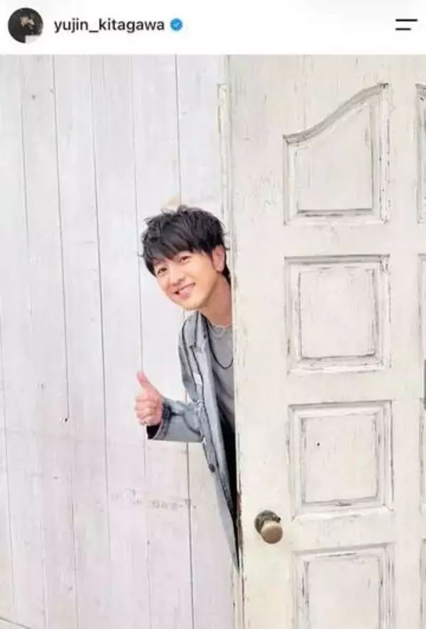 羽生結弦、美しいブルー基調の衣装で...「ゆず」北川悠仁・岩沢厚治と3ショット　ゆず×ゆづコラボにファン歓喜