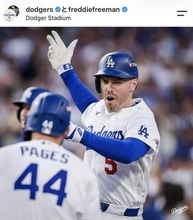 ドジャース・フリーマンの美人妻、肩出しストライプ柄キャミ姿で色気ダダ漏れ　勝利の女神降臨...ドキっ