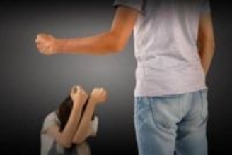 「何回も裏切って...」土下座する女子生徒の顔を蹴る　動画拡散に市教委「警察が対応中」「心のケアに努める」