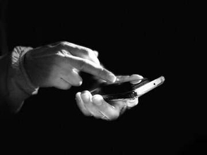 「宅配便の不在通知に従っただけなのに」70代父親のスマホ代に加算された「身に覚えのない決済」