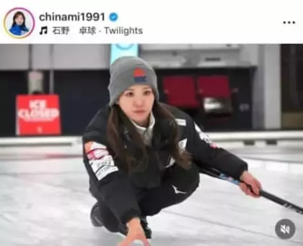 カーリング吉田知那美＆藤澤五月、ユニ姿と雰囲気違って...お姉さん風なスカートのコーデで　笑顔ステキ2ショット