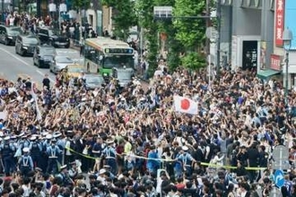 「青信号を辛抱強く待つ」「警官がちゃんと群衆を管理」　チュニジア戦勝利後の渋谷、一部迷惑行為も世界から賞賛
