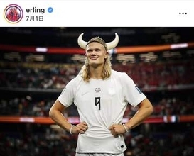 サッカー・ハーランドの美女モデル恋人、ノルウェー代表ユニ柄キャミドレス姿にドキっ　神スタイル炸裂