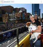 「「お留守番かと思ったら」...デコピンの「居場所」にファン歓喜　大谷翔平選手、「東京名所」バックの散歩姿投稿」の画像1