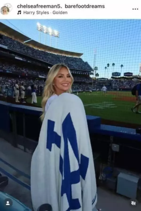 ドジャース・フリーマンの美人妻、ショーパン×ブーツで神スタイル炸裂　デートの夜に...美貌ダダ漏れ