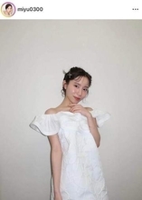 ばんばんざい・みゆ、超ミニ丈のコーデで階段にしゃがんで...ドキっ　「超可愛いすぎ」「透明感ヤバすぎる」