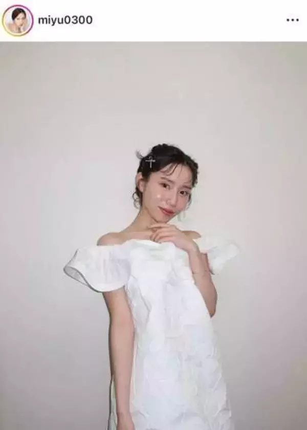 ばんばんざい・みゆ、超ミニ丈のコーデで階段にしゃがんで...ドキっ　「超可愛いすぎ」「透明感ヤバすぎる」