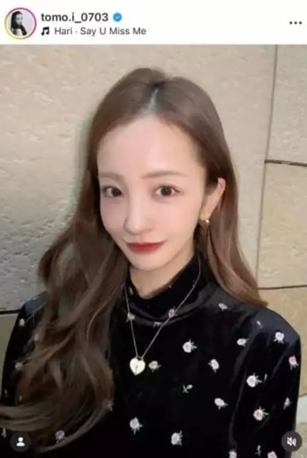 板野友美、ミニ丈×透け感タイツのコーデで...カワイイがダダ漏れ　「スタイル良すぎる」「頭抱える可愛さ」