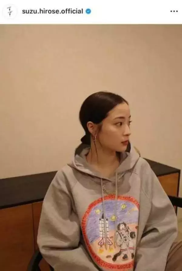広瀬すず「やっぱりラフが好き」Tシャツ×デニムのシンプルコーデで「激カワ」ショット　「可愛くてドキドキ」
