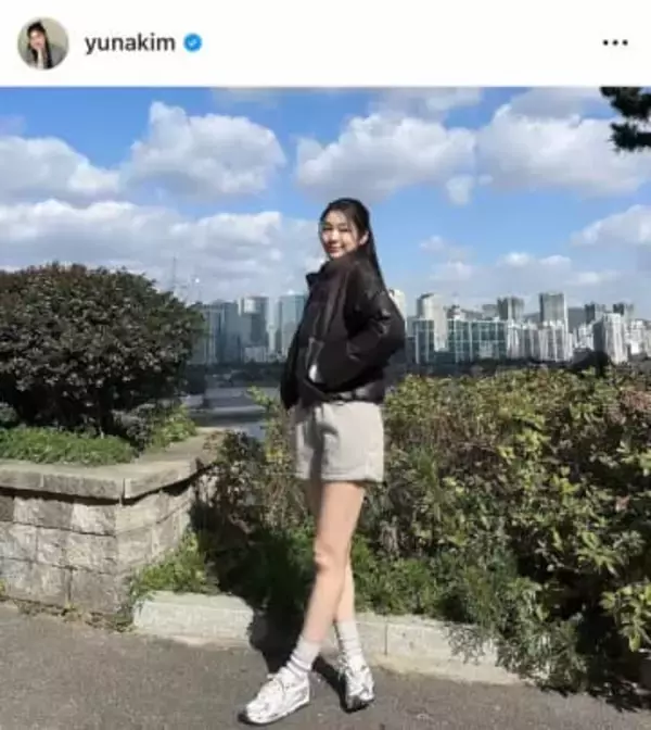 キム・ヨナ、清楚な花柄ワンピースで...華やかオーラダダ漏れ　変わらぬ美貌にドキっ「美人すぎ」