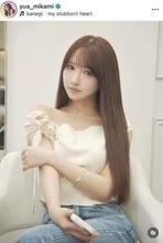 三上悠亜、超ミニ丈ツイードのワンピで階段に立ち...脚クロスしてポージング　「めちゃくちゃ美しい」