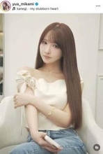 三上悠亜、超ミニ丈ツイードのワンピで階段に立ち...脚クロスしてポージング　「めちゃくちゃ美しい」