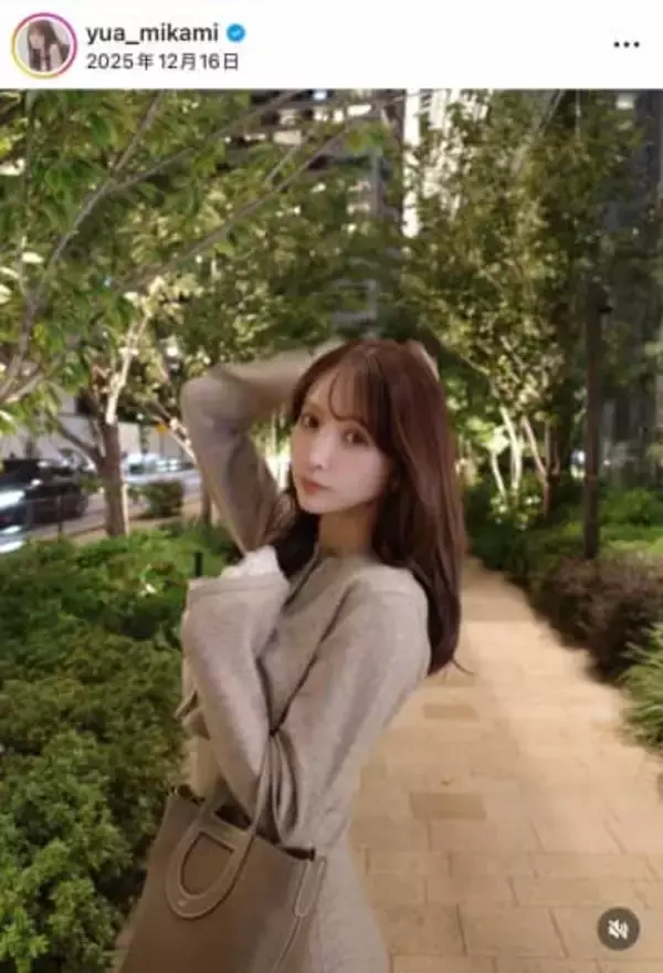 三上悠亜、膝上デニムミニスカのコーデで片足あげポージング　かわいさ限界突破...「オシャレで素敵」