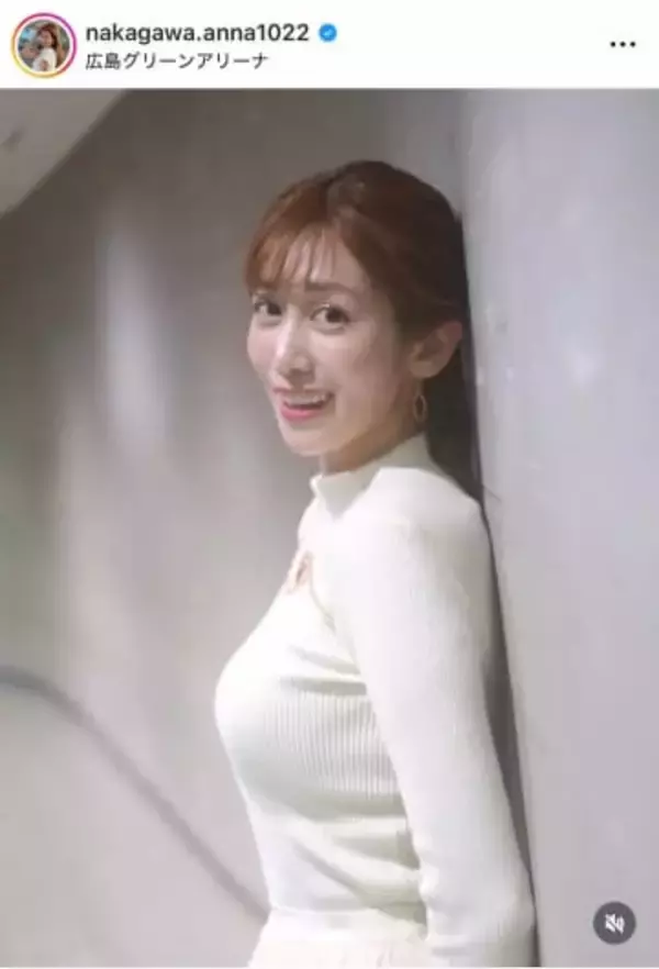 元NHK中川安奈アナ、細身デニム×紫ニットで...異次元スタイルの衝撃　「相変わらずお美しい！」